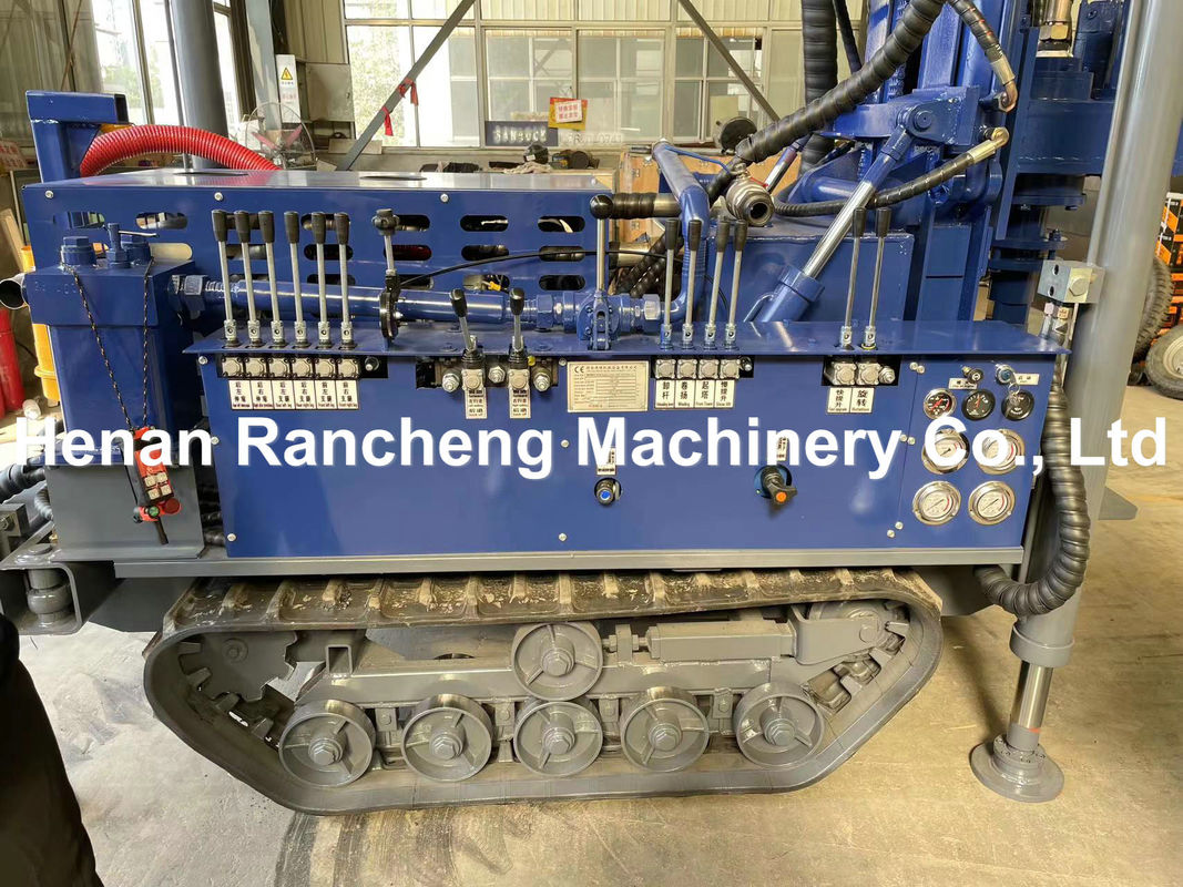 Mesin pengeboran sumur air mini Crawler 180m yang kuat dengan mesin YuChai 77.3KW untuk pengeboran lubang