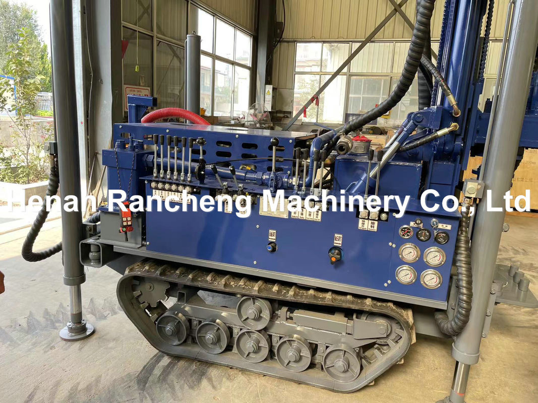 Mesin pengeboran sumur air mini Crawler 180m yang kuat dengan mesin YuChai 77.3KW untuk pengeboran lubang