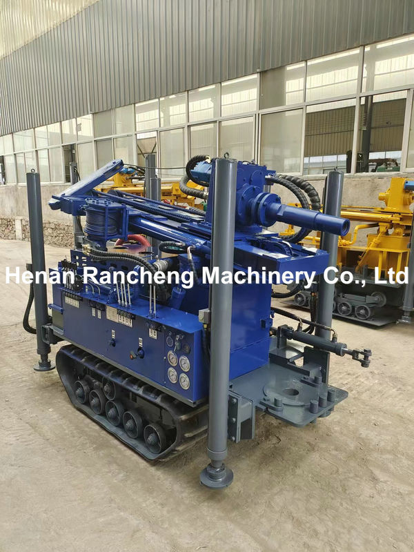 Mesin pengeboran sumur air mini Crawler 180m yang kuat dengan mesin YuChai 77.3KW untuk pengeboran lubang