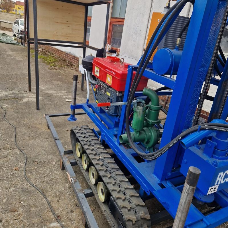 150m kedalaman Percussive dan berputar tipe karet Crawler dipasang rig pengeboran air