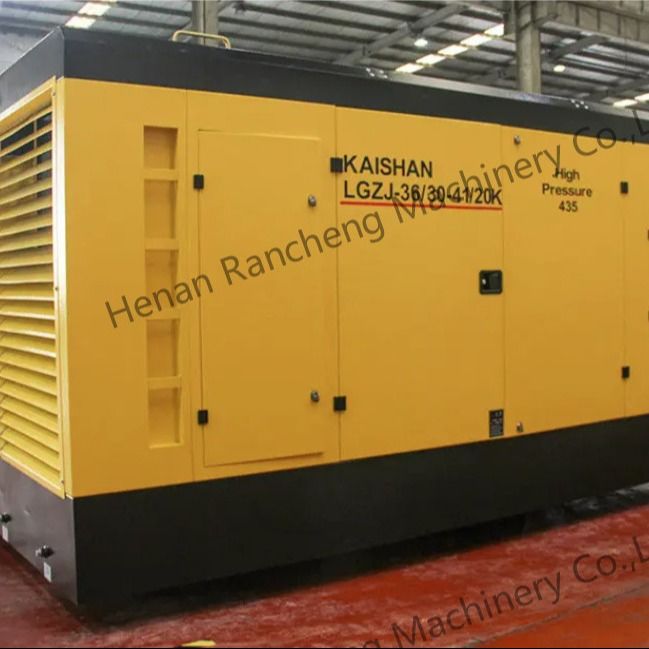 Kompresor udara sekrup bergerak 30bar dengan mesin Cu-mmins 550HP untuk sumur dalam