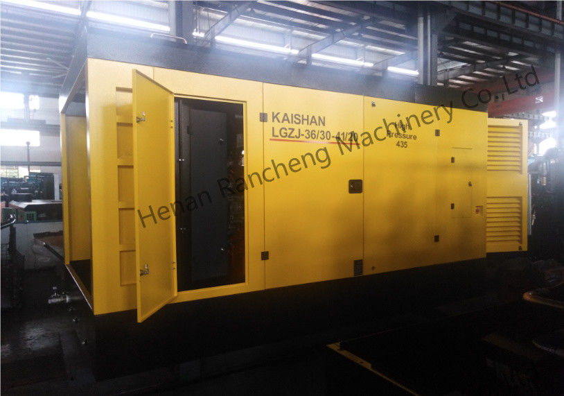 Kompresor udara sekrup bergerak 30bar dengan mesin Cu-mmins 550HP untuk sumur dalam