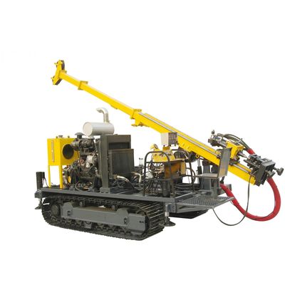 2200rpm Kecepatan Hydraulic Crawler Core Drilling Rig Didorong oleh 74KW Cu-mmins Diesel Engine